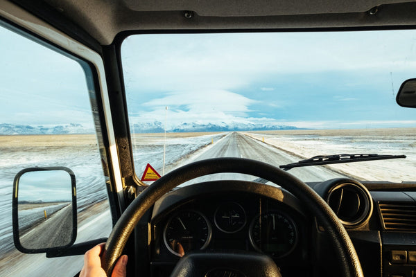 Cleaning car windows in 5 steps