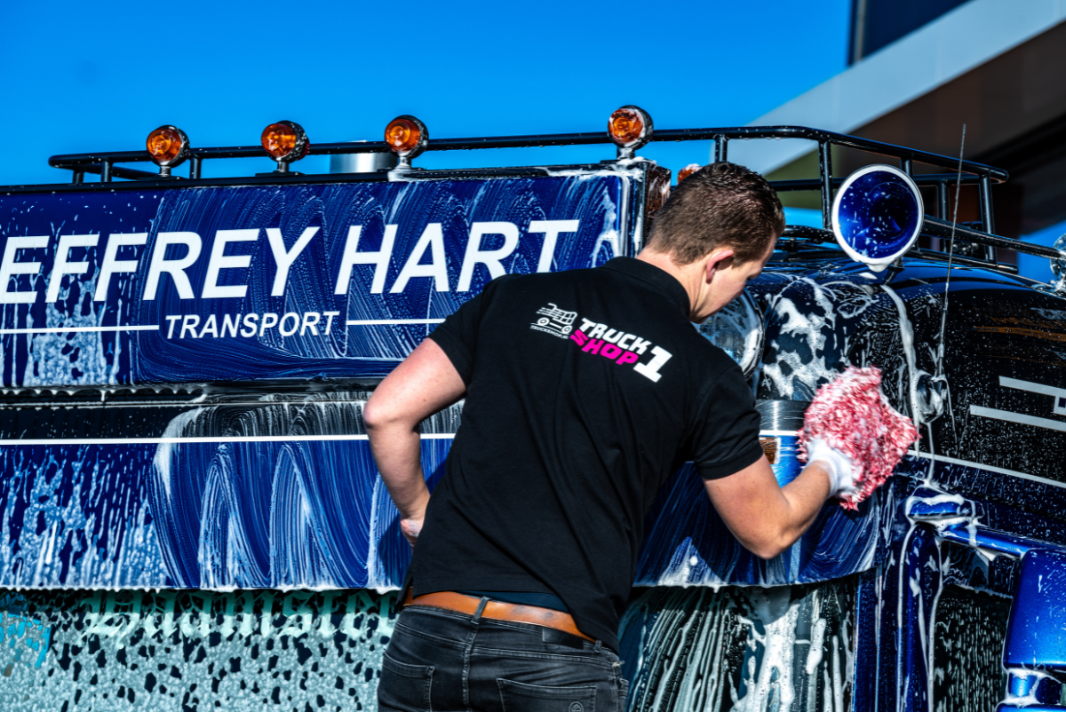 Een cabine wassen met de hand doe je zo!