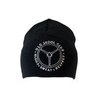 Beanie met Geborduurd Old Skool Club Logo – Trucker Beanie Zwart