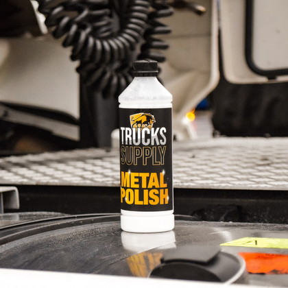 De Metal Polish van Truckssupply is speciaal ontwikkeld om al je metalen oppervlakken weer te laten schitteren als nieuw. De Metaal Polijst van Truckssupply verwijdert effectief oxidatie, vuil en kleine krassen van metalen onderdelen zoals velgen, uitlaten en tanks. Perfect voor vrachtwagens die altijd op hun best moeten blijven, zorgt deze polish voor een spiegelgladde afwerking en een langdurige bescherming.