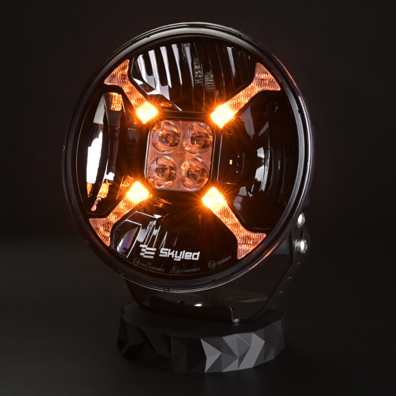 SKYLED Cosmo Flash 9X 9” LED Verstraler 120W – Wit/Oranje + R65 Flitser (12V/24V)