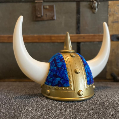Viking Helm van Deense Pluche – Rood & Blauw – Zachte Pluche Helm