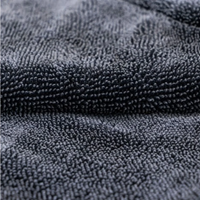 Detail Twisted Pile vezelstructuur Black Hole droogdoek — afgeronde vezeluiteinden krasvrij