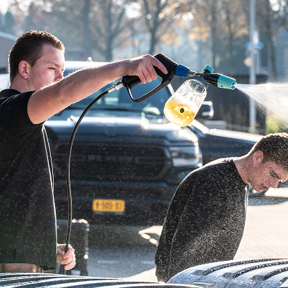 Dikke laag Snow foam op truck aangebracht via foamlans – contactloze reiniging