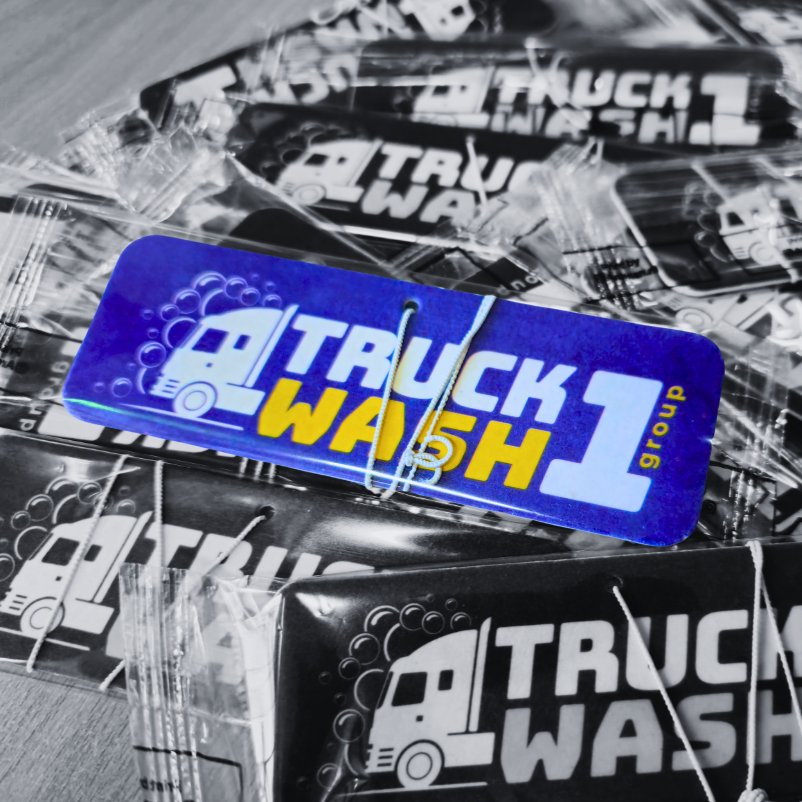 Truckwash 1 Geurhanger – Langdurige luchtverfrisser met origineel Truckwash 1 Group logo.